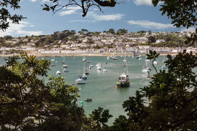 Обои картинки фото st, mawes, cornwall, england, корабли, разные, вместе, сейнт, мауэс, корнуолл, англия, гавань, яхты, катера, рейд, деревья