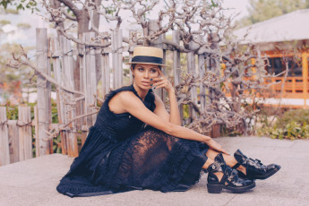 Картинка девушки -unsort+ брюнетки +шатенки дерево шляпка ботинки платье стиль