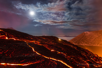 Картинка природа стихия moon mountain star sky russia звезды небо скалы море ночь лава volcano жар свет облака tolbachik kamchatka peninsula камчатка толбачик вулкан rock clouds lava night light