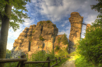 Картинка природа дороги тропинка скалы изгородь лес