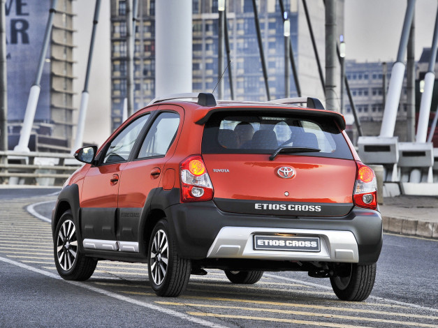 Обои картинки фото автомобили, toyota, 2014г, za-spec, etios, cross, красный