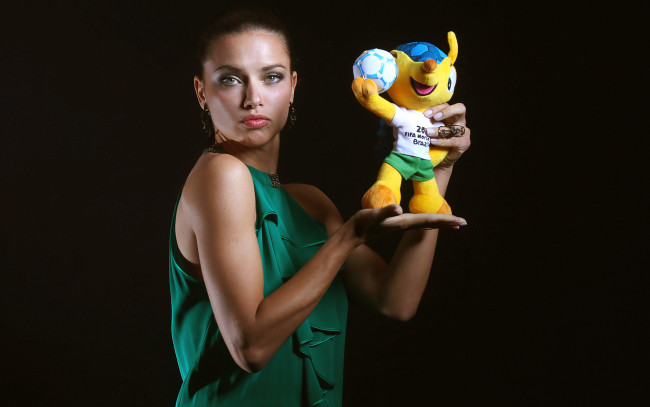 Обои картинки фото девушки, adriana lima, символ, чемпионат, модель, бразилия, адриана, лима, броненосец