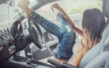 Картинка автомобили -авто+с+девушками авто машина каблуки туфли ноги джинсы