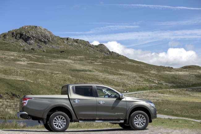 Обои картинки фото автомобили, mitsubishi, темный, 2015г, barbarian, l200