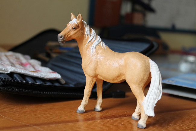 Обои картинки фото разное, игрушки, пенал, столешница, игрушка, лошадка