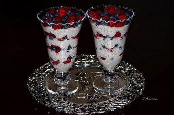 Картинка еда мороженое +десерты малина черника ягоды поднос бокалы десерт