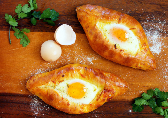 Обои картинки фото еда, Яичные блюда, петрушка, скорлупа, булочки