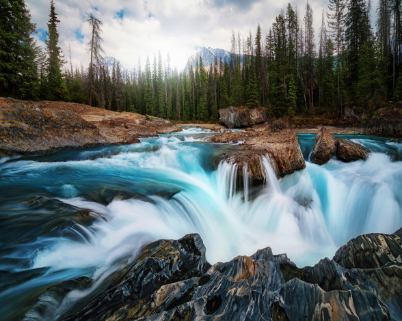 Обои картинки фото природа, реки, озера, деревья, река, canada, камни, горы