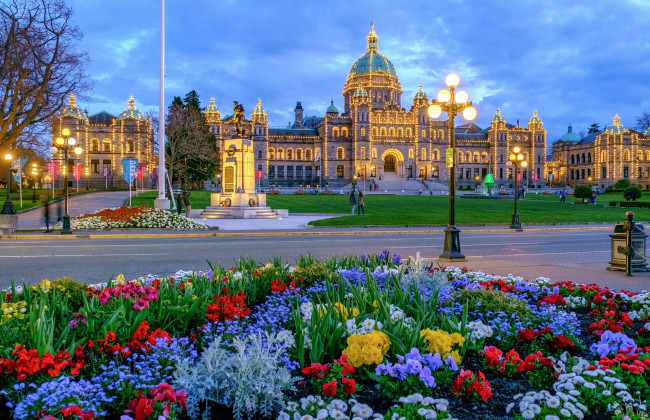 Обои картинки фото канада, города, - улицы,  площади,  набережные, цветы, дорога, фонари, скульптура, дворец