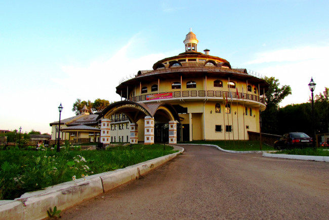 Обои картинки фото города, - здания,  дома, машина, дорога, фонари, трава