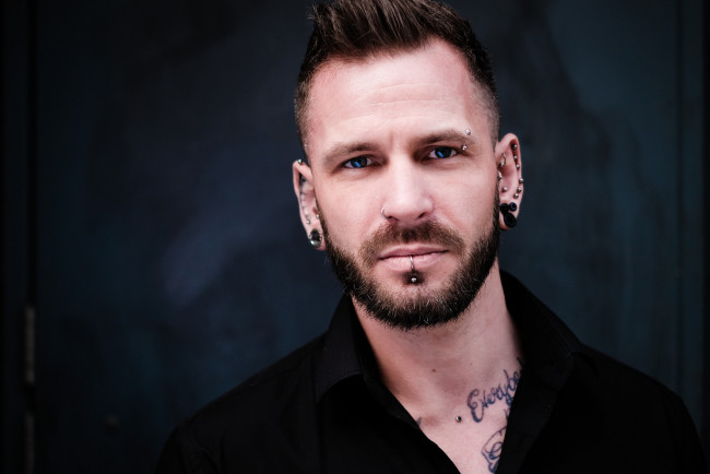 Обои картинки фото мужчины, - unsort, серьги, мужчина, рубашка, бородка