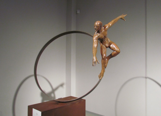 Обои картинки фото разное, рельефы,  статуи,  музейные экспонаты, круг, мужчина