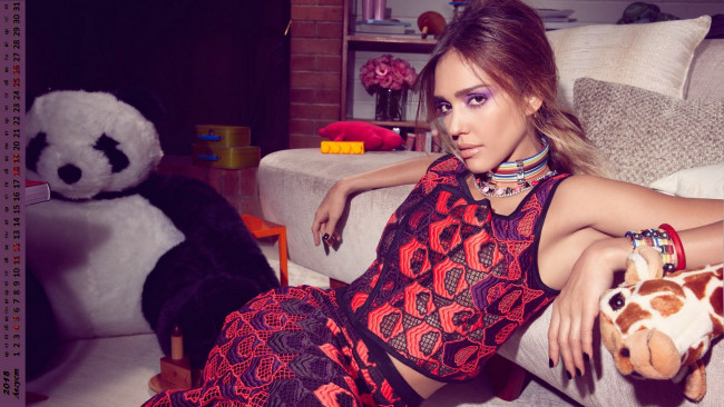 Обои картинки фото календари, девушки, комната, игрушка, мебель, диван, украшение, взгляд