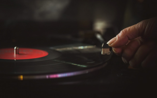 Обои картинки фото музыка, -другое, рука, пластинка