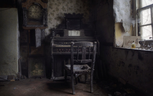 Обои картинки фото музыка, -музыкальные инструменты, пианино, стул, часы, окно, комната