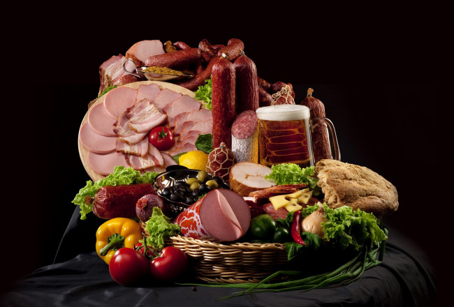 Обои картинки фото еда, натюрморт, колбаса, ветчина, оливки, пиво, перец, помидоры