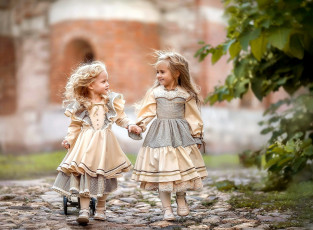 Картинка разное настроения модницы