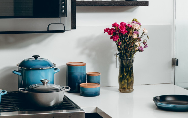 Обои картинки фото разное, посуда,  столовые приборы,  кухонная утварь, кастрюли, букет, кухня