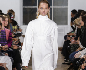 Картинка девушки саша+пивоварова модель пальто подиум