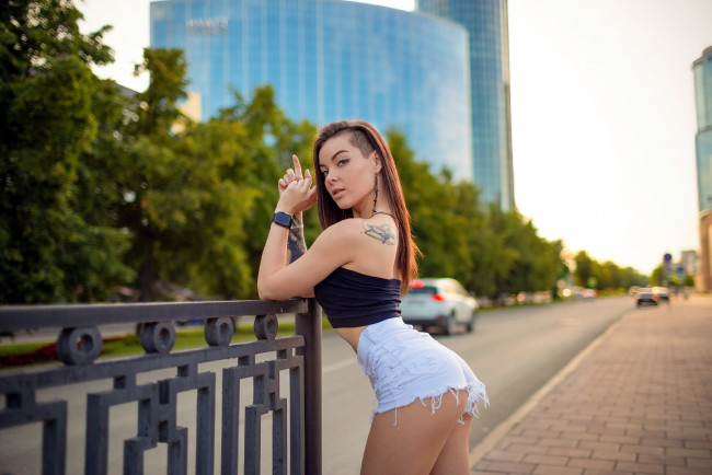 Обои картинки фото девушки, - рыжеволосые и разноцветные, топ, шорты, тату