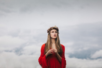 Картинка девушки -+брюнетки +шатенки шатенка венок красное платье