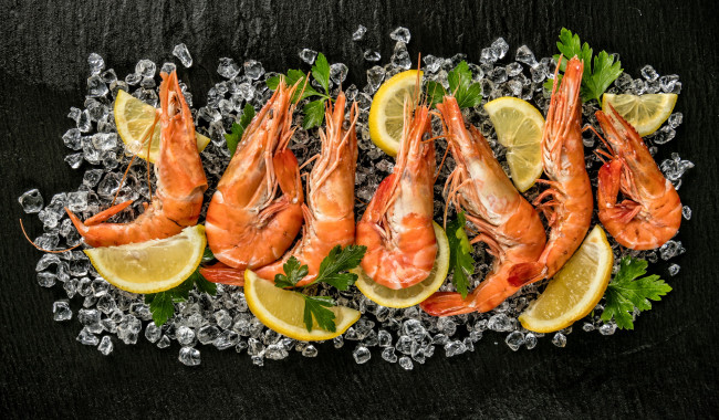 Обои картинки фото еда, рыбные блюда,  с морепродуктами, лед, лимон, креветки, петрушка
