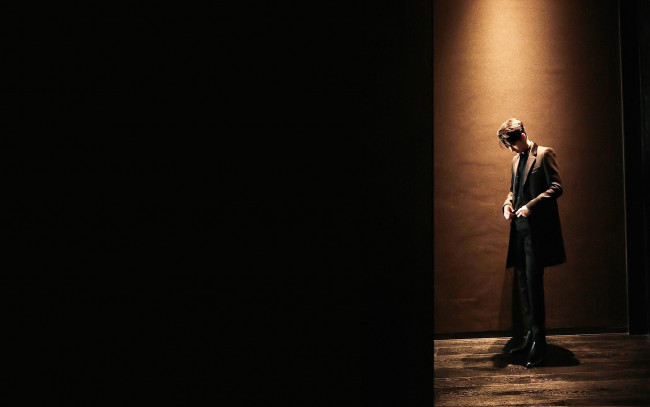 Обои картинки фото мужчины, wang yi bo, актер, пальто, свет