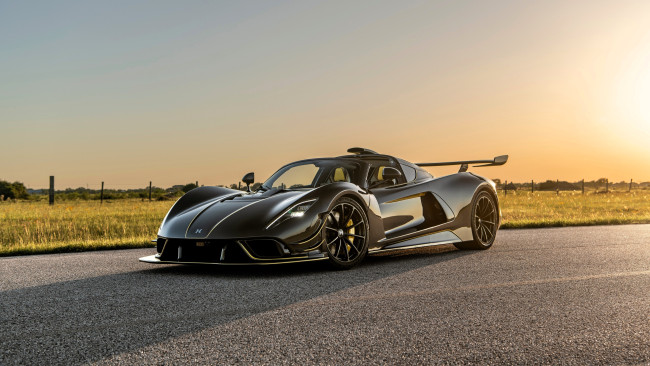 Обои картинки фото hennessey venom f5 revolution roadster, автомобили, hennessey, черный, дорога, поле