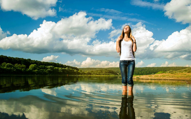 Обои картинки фото девушки, - блондинки,  светловолосые, блондинка, футболка, джинсы, озеро, роща, облака