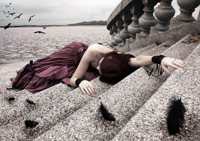 Обои картинки фото фэнтези, девушки, шрамы, перья, вороны, лестница