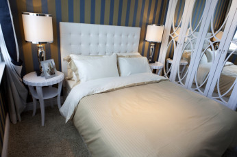 Картинка интерьер спальня кровать подушки