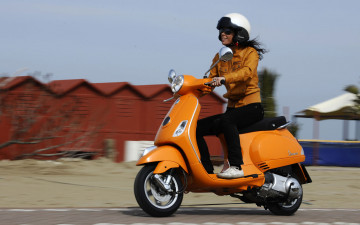 Картинка мотоциклы мото девушкой vespa lxie