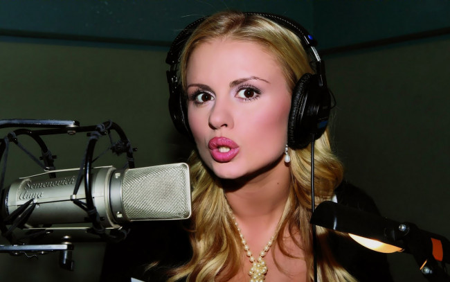 Обои картинки фото музыка, анна, семенович, микрофон, наушники