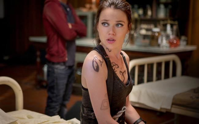 Обои картинки фото the, mortal, instruments, city, of, bones, кино, фильмы, орудия, смерти, город, костей