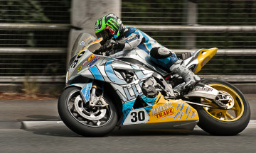 Картинка спорт мотоспорт трасса байк гонщик