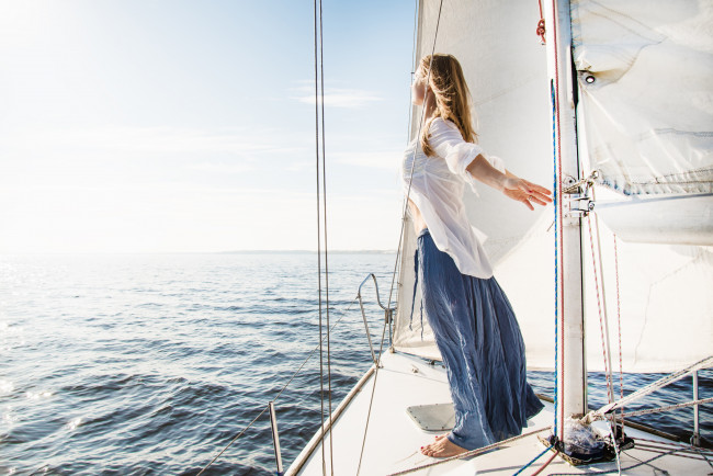 Обои картинки фото девушки, -unsort , брюнетки,  шатенки, яхта