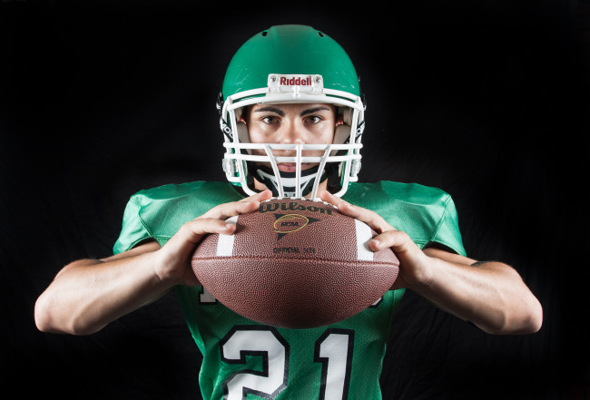 Обои картинки фото спорт, американский футбол, мяч, экипировка, спортсмен