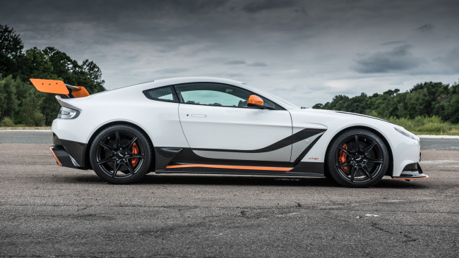 Обои картинки фото автомобили, aston martin, vantage, v12, aston, martin, 2015г, gt12, uk-spec