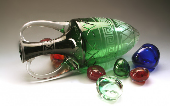 Обои картинки фото разное, ремесла,  поделки,  рукоделие, стекло, декоративная, компазиция, хрусталь, цветные, камни, амфора, гусь-хрустальный