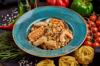 Картинка еда рыбные+блюда +с+морепродуктами моллюски лосось креветки помидоры рис паелья томаты