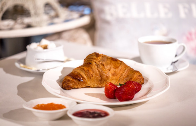 Обои картинки фото еда, пирожные,  кексы,  печенье, круассан, джем, клубника, завтрак