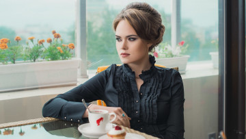 Картинка девушки ellina+myuller стол окно эллина мюллер цветы чашка блузка модель