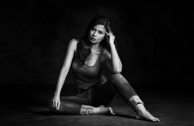 Обои картинки фото девушки, -unsort , Черно-белые обои, wallhaven, женщины, модель, босиком, монохромный
