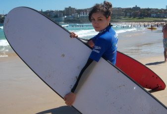 Картинка девушки sasha+grey+ marina+ann+hantzis шатенка серф берег пляж здания