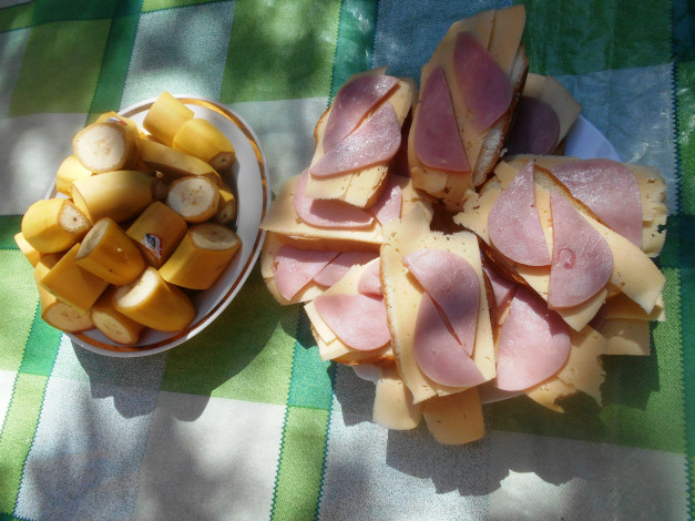 Обои картинки фото еда, бутерброды,  гамбургеры,  канапе, колбаса, хлеб, бананы, сыр