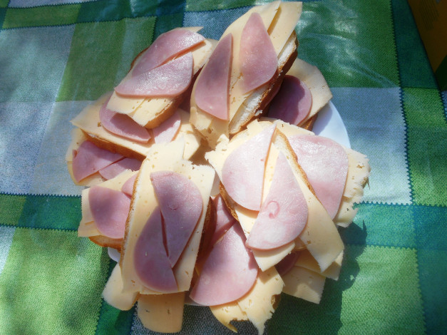 Обои картинки фото еда, бутерброды,  гамбургеры,  канапе, колбаса, хлеб, сыр