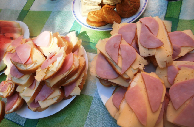 Обои картинки фото еда, бутерброды,  гамбургеры,  канапе, хлеб, колбаса, сыр, печенье