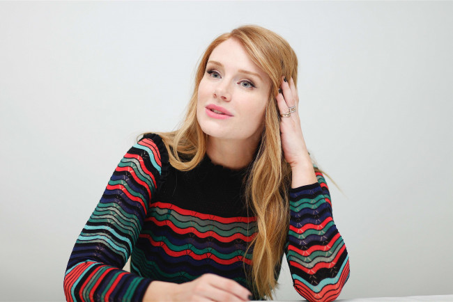Обои картинки фото bryce dallas howard, девушки, свитер, блондинка, актриса