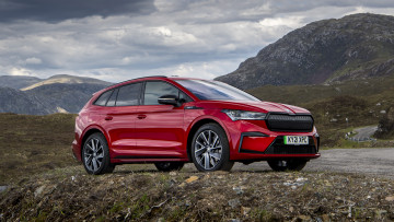 Картинка автомобили skoda enyaq sportline iv 80 2021 красный кроссовер шкода горы