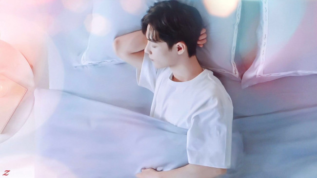 Обои картинки фото мужчины, xiao zhan, актер, футболка, постель